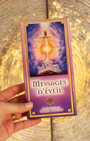 L'oracle Messages d'éveil, un jeu simple. Il suffit de demander à l'univers le message idéal pour vous dans l'instant présent.
Votre partie divine vous guidera vers la carte parfaite pour vous aider à travers des nouvelles prises de conscience selon votre rythme évolutif personnel. Que ce soit tous les jours ou à l'occasion, ces messages d'éveil apportent réponses et compréhensions par la magie de l'image et la pensée clé. 