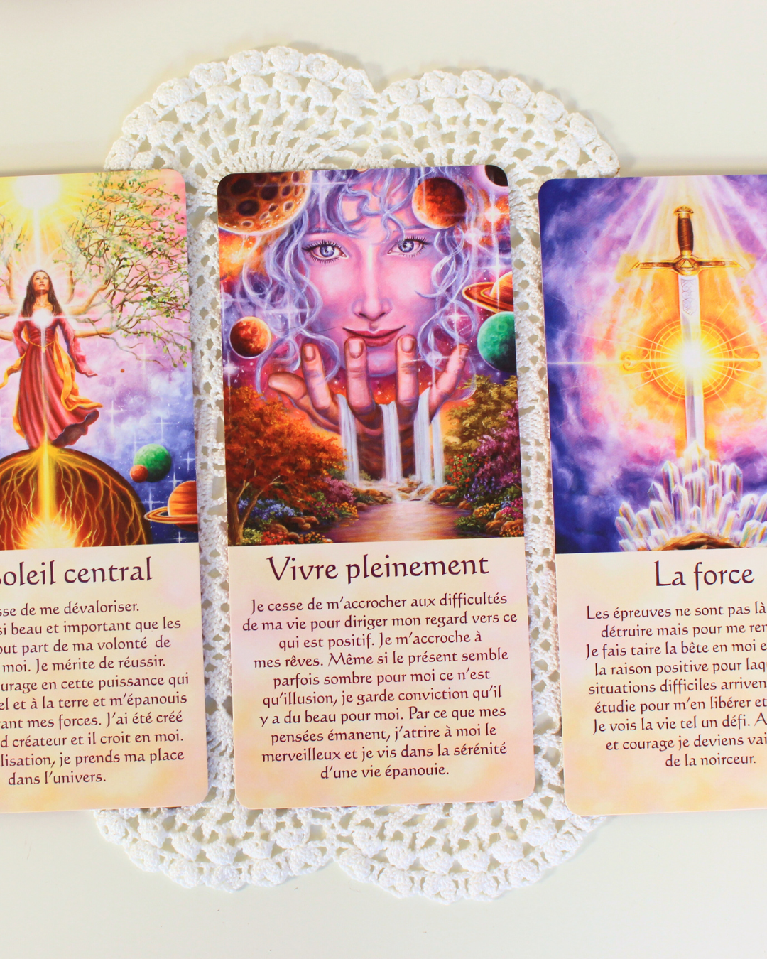 L'oracle Messages d'éveil, un jeu simple. Il suffit de demander à l'univers le message idéal pour vous dans l'instant présent.
Votre partie divine vous guidera vers la carte parfaite pour vous aider à travers des nouvelles prises de conscience selon votre rythme évolutif personnel. Que ce soit tous les jours ou à l'occasion, ces messages d'éveil apportent réponses et compréhensions par la magie de l'image et la pensée clé. 