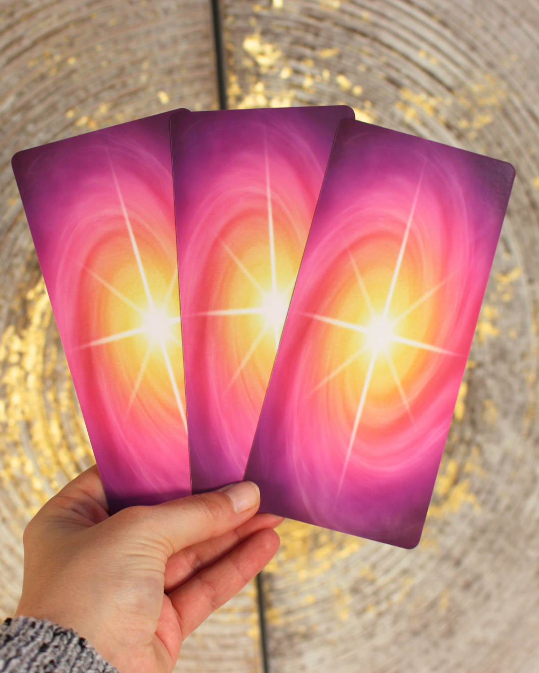 L'oracle Messages d'éveil, un jeu simple. Il suffit de demander à l'univers le message idéal pour vous dans l'instant présent.
Votre partie divine vous guidera vers la carte parfaite pour vous aider à travers des nouvelles prises de conscience selon votre rythme évolutif personnel. Que ce soit tous les jours ou à l'occasion, ces messages d'éveil apportent réponses et compréhensions par la magie de l'image et la pensée clé. 
