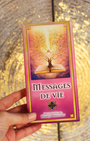 Un jeu simple, il suffit de demander à l'univers le message idéal pour vous dans l'instant présent.  Votre partie divine vous guidera vers la clarté parfaite qui vous conduira vers une nouvelle prise de conscience selon votre rythme évolutif personnel. Que ce soit tous les jours ou à l'occasion, ces messages de vie apporteront réponses et compréhensions par la magie de l'image et de la pensée clé. 