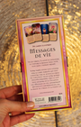 Un jeu simple, il suffit de demander à l'univers le message idéal pour vous dans l'instant présent.  Votre partie divine vous guidera vers la clarté parfaite qui vous conduira vers une nouvelle prise de conscience selon votre rythme évolutif personnel. Que ce soit tous les jours ou à l'occasion, ces messages de vie apporteront réponses et compréhensions par la magie de l'image et de la pensée clé. 