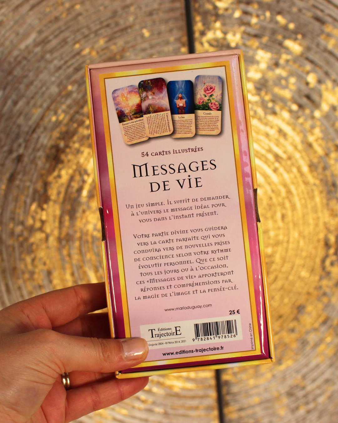 Un jeu simple, il suffit de demander à l'univers le message idéal pour vous dans l'instant présent.  Votre partie divine vous guidera vers la clarté parfaite qui vous conduira vers une nouvelle prise de conscience selon votre rythme évolutif personnel. Que ce soit tous les jours ou à l'occasion, ces messages de vie apporteront réponses et compréhensions par la magie de l'image et de la pensée clé. 