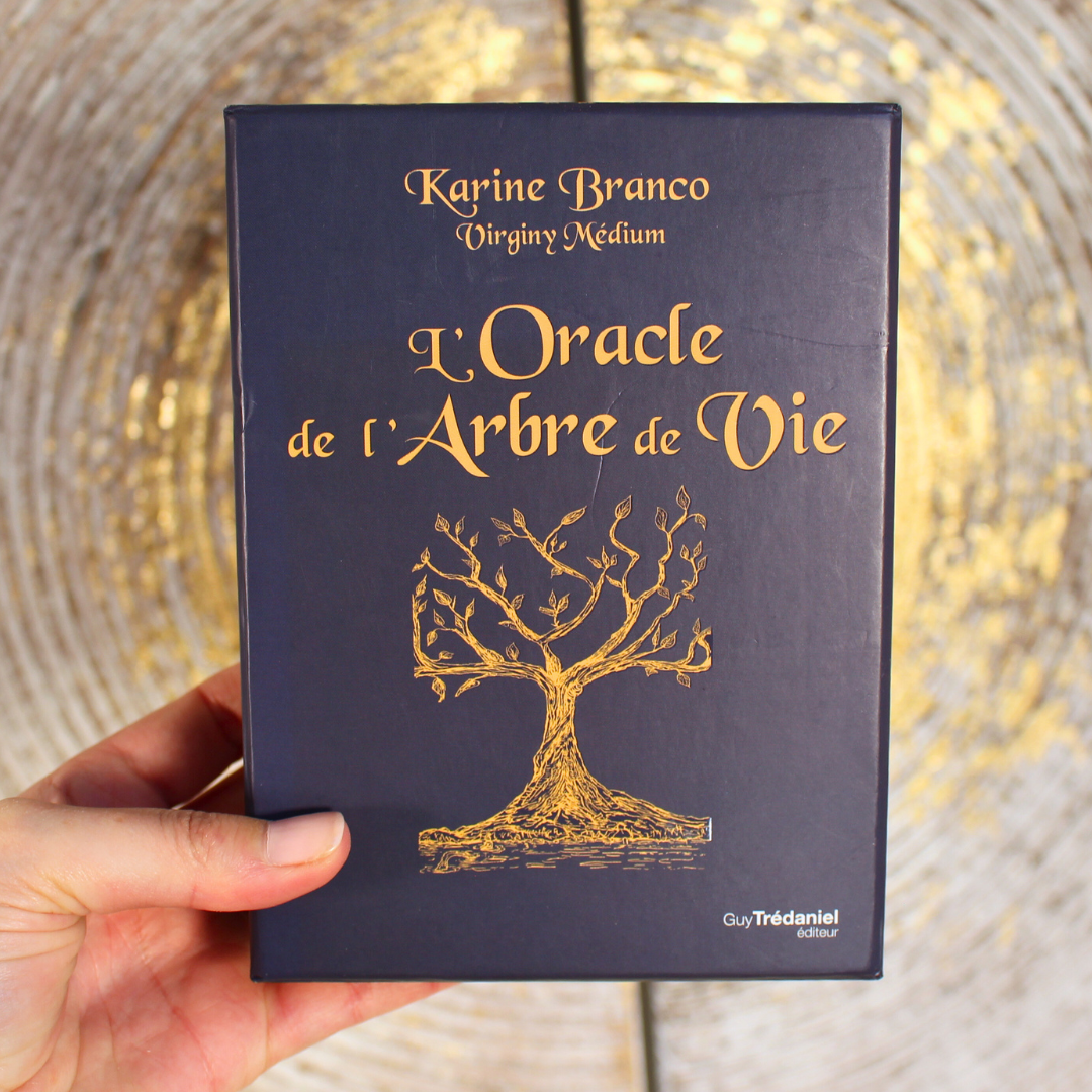 L'Oracle de l'Arbre de Vie est une invitation aux voyages.
Artistique, doux et poétique, il vagabonde dans ce vaste monde et vous mène, accompagné de vos guides ou de vos défunts, vers votre avenir jusqu'alors incertain.