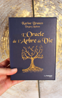 L'Oracle de l'Arbre de Vie est une invitation aux voyages.
Artistique, doux et poétique, il vagabonde dans ce vaste monde et vous mène, accompagné de vos guides ou de vos défunts, vers votre avenir jusqu'alors incertain.