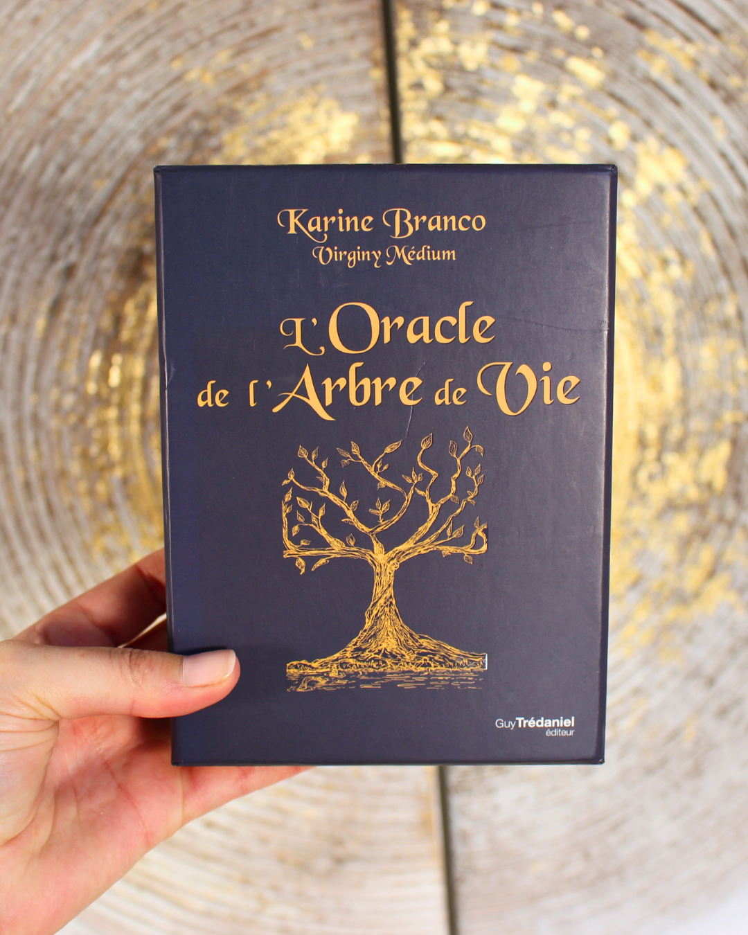 L'Oracle de l'Arbre de Vie est une invitation aux voyages.
Artistique, doux et poétique, il vagabonde dans ce vaste monde et vous mène, accompagné de vos guides ou de vos défunts, vers votre avenir jusqu'alors incertain.