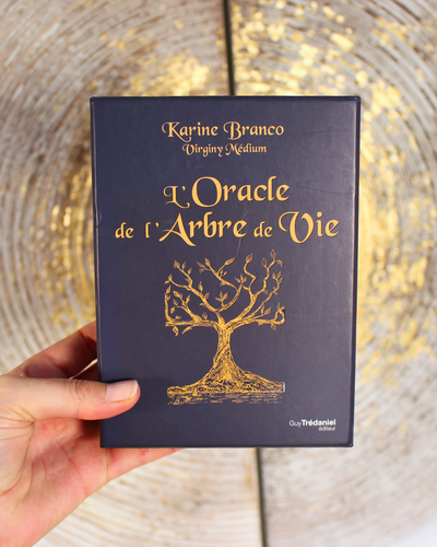 L'Oracle de l'Arbre de Vie est une invitation aux voyages.
Artistique, doux et poétique, il vagabonde dans ce vaste monde et vous mène, accompagné de vos guides ou de vos défunts, vers votre avenir jusqu'alors incertain.