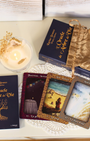 L'Oracle de l'Arbre de Vie est une invitation aux voyages.
Artistique, doux et poétique, il vagabonde dans ce vaste monde et vous mène, accompagné de vos guides ou de vos défunts, vers votre avenir jusqu'alors incertain...
