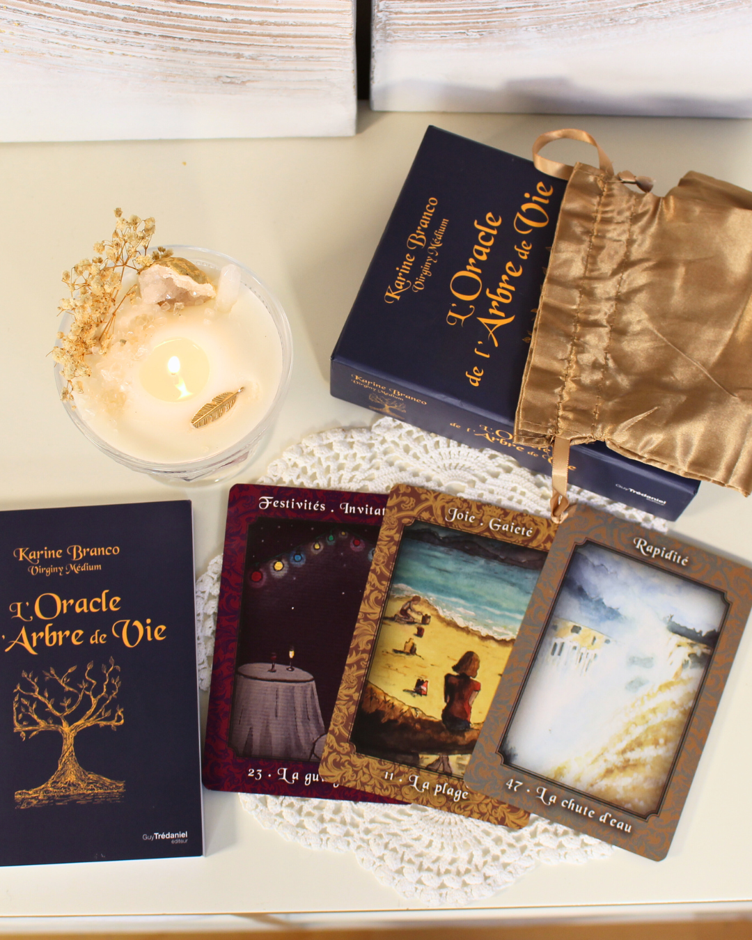 L'Oracle de l'Arbre de Vie est une invitation aux voyages.
Artistique, doux et poétique, il vagabonde dans ce vaste monde et vous mène, accompagné de vos guides ou de vos défunts, vers votre avenir jusqu'alors incertain...
