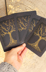 L'Oracle de l'Arbre de Vie est une invitation aux voyages.
Artistique, doux et poétique, il vagabonde dans ce vaste monde et vous mène, accompagné de vos guides ou de vos défunts, vers votre avenir jusqu'alors incertain..