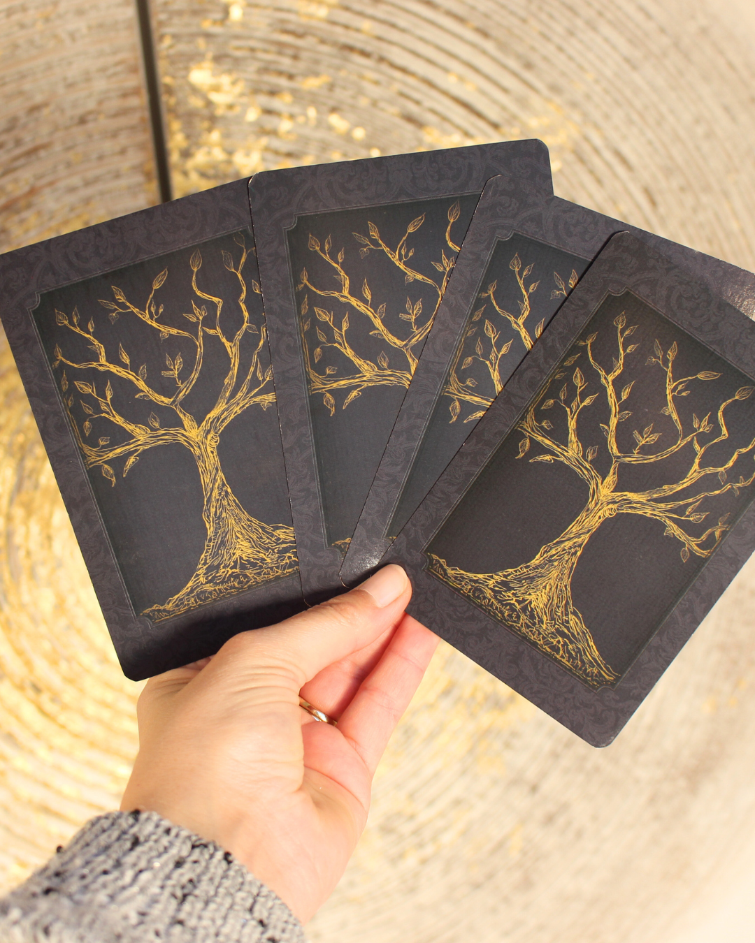 L'Oracle de l'Arbre de Vie est une invitation aux voyages.
Artistique, doux et poétique, il vagabonde dans ce vaste monde et vous mène, accompagné de vos guides ou de vos défunts, vers votre avenir jusqu'alors incertain..