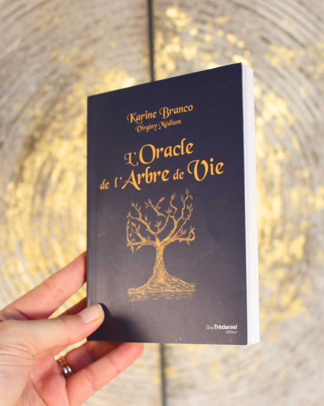 L'Oracle de l'Arbre de Vie est une invitation aux voyages.
Artistique, doux et poétique, il vagabonde dans ce vaste monde et vous mène, accompagné de vos guides ou de vos défunts, vers votre avenir jusqu'alors incertain.