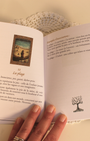 L'Oracle de l'Arbre de Vie est une invitation aux voyages.
Artistique, doux et poétique, il vagabonde dans ce vaste monde et vous mène, accompagné de vos guides ou de vos défunts, vers votre avenir jusqu'alors incertain...