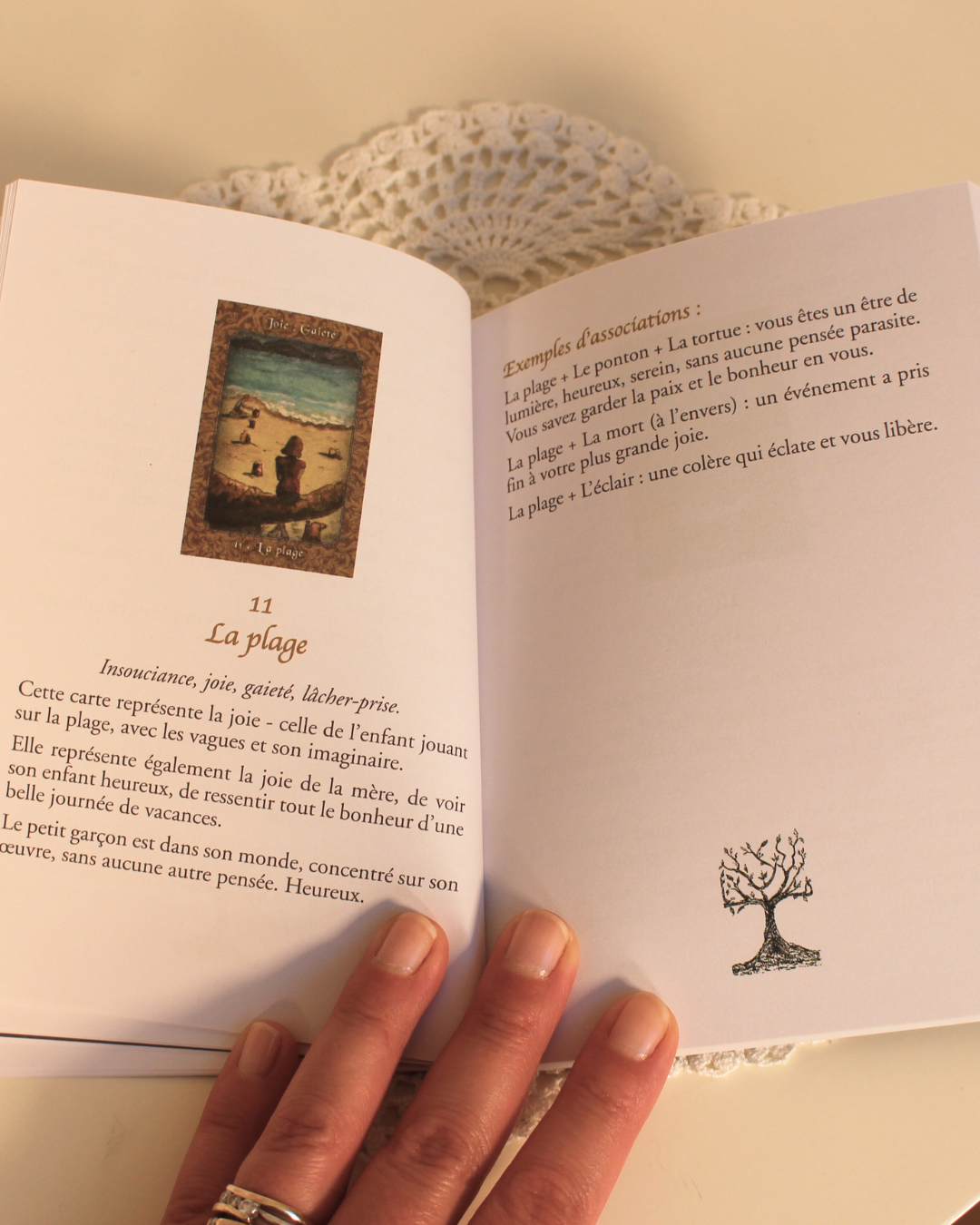 L'Oracle de l'Arbre de Vie est une invitation aux voyages.
Artistique, doux et poétique, il vagabonde dans ce vaste monde et vous mène, accompagné de vos guides ou de vos défunts, vers votre avenir jusqu'alors incertain...