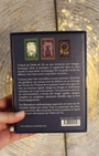 L'Oracle de l'Arbre de Vie est une invitation aux voyages.
Artistique, doux et poétique, il vagabonde dans ce vaste monde et vous mène, accompagné de vos guides ou de vos défunts, vers votre avenir jusqu'alors incertain