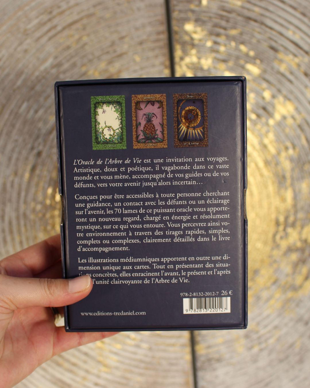 L'Oracle de l'Arbre de Vie est une invitation aux voyages.
Artistique, doux et poétique, il vagabonde dans ce vaste monde et vous mène, accompagné de vos guides ou de vos défunts, vers votre avenir jusqu'alors incertain