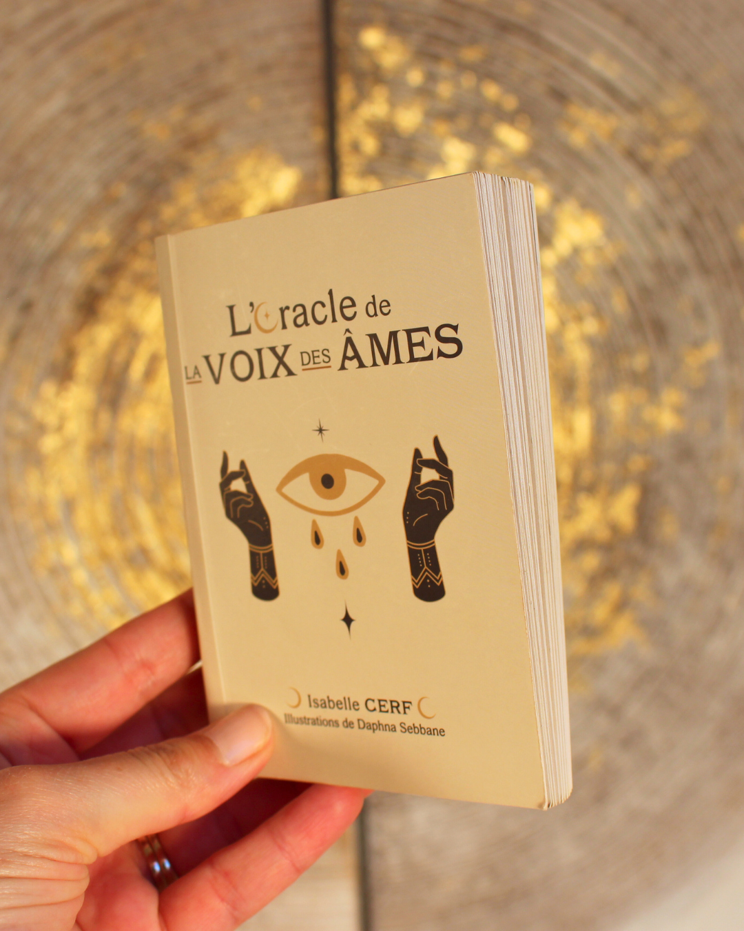 Avec cet oracle, tu vas pouvoir développer tes propres capacités intuitives et utiliser ce coffret comme un support positif pour te connecter avec les âmes qui ont un message important à te délivrer.