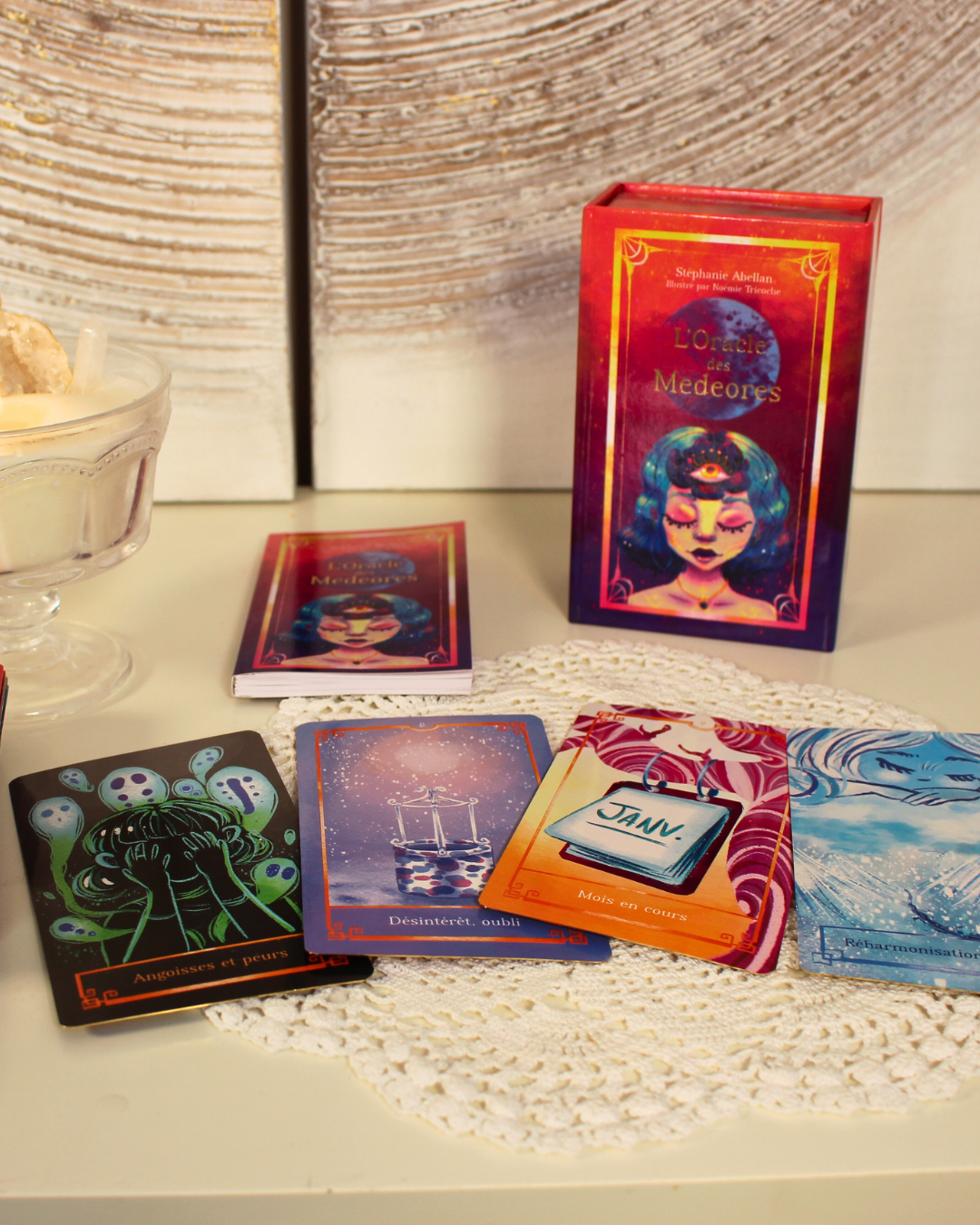 L'Oracle des Medeores, composé de 64 cartes - 49 cartes « divination » et 15 cartes « guidance medeores » - est un formidable outil de divination et de guidance.