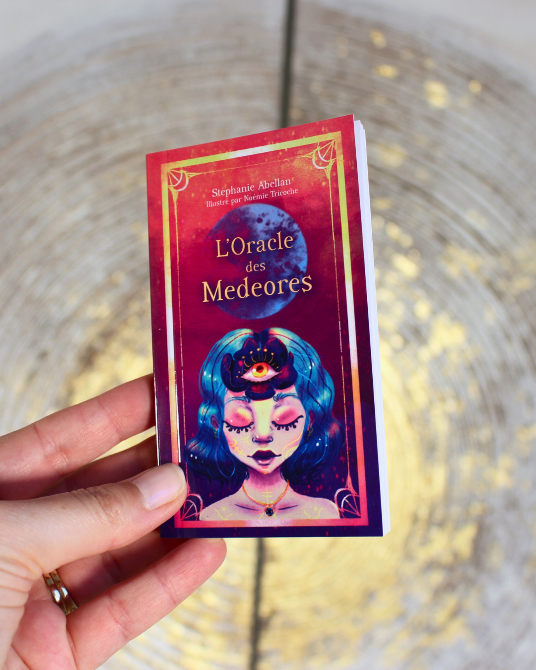 L'Oracle des Medeores, composé de 64 cartes - 49 cartes « divination » et 15 cartes « guidance medeores » - est un formidable outil de divination et de guidance.
Grâce au livre explicatif, vous découvrirez la signification de chaque carte ainsi que les différentes méthodes de tirage pour obtenir des réponses precises et inspirantes à vos problématiques, tout en étant guidé vers le soin le plus adapté, d'un point de vue énergétique ou émotionnel.