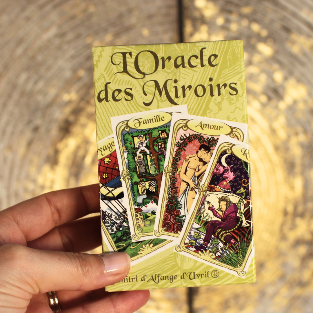 L'oracle des Miroirs conçu sur une base à la fois psychanalytique et divinatoire vous emmène vers un monde rempli de vie et de multiples symboles. 
Ses images et ses mots clés permettent de façon ludique et originale d'interpréter facilement son langage. Bien qu'un simple jeu divinatoire, l'oracle des miroirs est aussi un jeu psychologique. Chacun pourra à travers chaque miroir, apprendre à mieux se connaitre, trouver des pistes de réflexion, développer ses potentialités et surmonter les obstacles. 