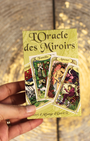 L'oracle des Miroirs conçu sur une base à la fois psychanalytique et divinatoire vous emmène vers un monde rempli de vie et de multiples symboles. 
Ses images et ses mots clés permettent de façon ludique et originale d'interpréter facilement son langage. Bien qu'un simple jeu divinatoire, l'oracle des miroirs est aussi un jeu psychologique. Chacun pourra à travers chaque miroir, apprendre à mieux se connaitre, trouver des pistes de réflexion, développer ses potentialités et surmonter les obstacles. 