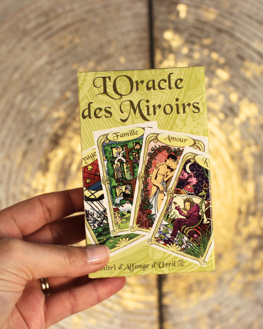 L'oracle des Miroirs conçu sur une base à la fois psychanalytique et divinatoire vous emmène vers un monde rempli de vie et de multiples symboles. 
Ses images et ses mots clés permettent de façon ludique et originale d'interpréter facilement son langage. Bien qu'un simple jeu divinatoire, l'oracle des miroirs est aussi un jeu psychologique. Chacun pourra à travers chaque miroir, apprendre à mieux se connaitre, trouver des pistes de réflexion, développer ses potentialités et surmonter les obstacles. 