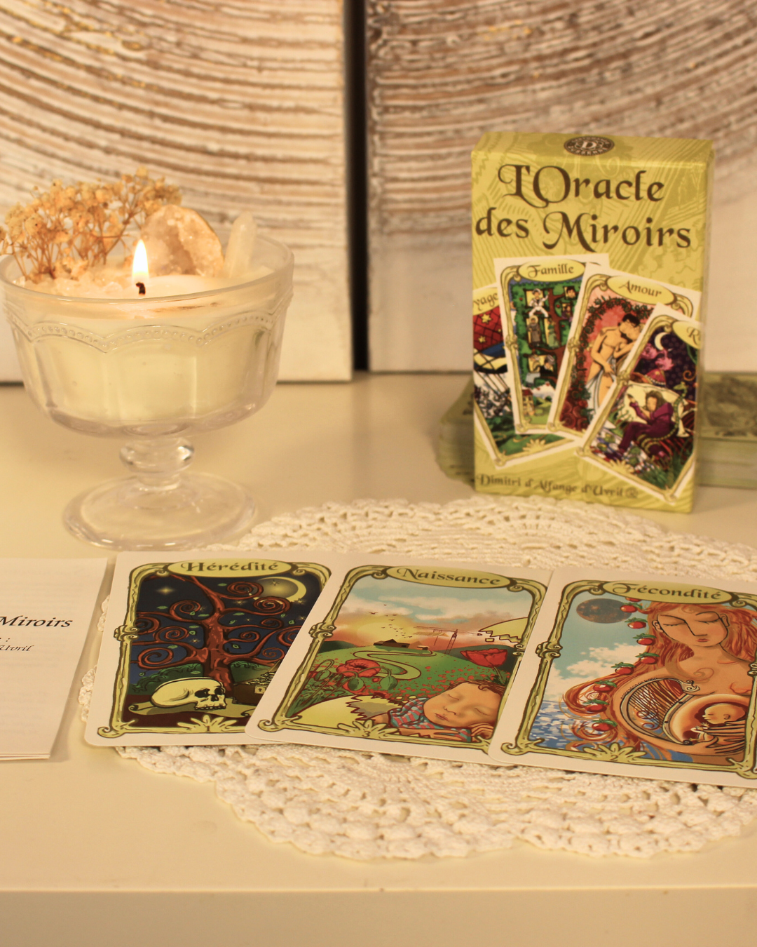 L'oracle des Miroirs conçu sur une base à la fois psychanalytique et divinatoire vous emmène vers un monde rempli de vie et de multiples symboles. 
Ses images et ses mots clés permettent de façon ludique et originale d'interpréter facilement son langage. Bien qu'un simple jeu divinatoire, l'oracle des miroirs est aussi un jeu psychologique. Chacun pourra à travers chaque miroir, apprendre à mieux se connaitre, trouver des pistes de réflexion, développer ses potentialités et surmonter les obstacles. 
