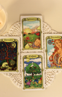 L'oracle des Miroirs conçu sur une base à la fois psychanalytique et divinatoire vous emmène vers un monde rempli de vie et de multiples symboles. 
Ses images et ses mots clés permettent de façon ludique et originale d'interpréter facilement son langage. Bien qu'un simple jeu divinatoire, l'oracle des miroirs est aussi un jeu psychologique. Chacun pourra à travers chaque miroir, apprendre à mieux se connaitre, trouver des pistes de réflexion, développer ses potentialités et surmonter les obstacles. 