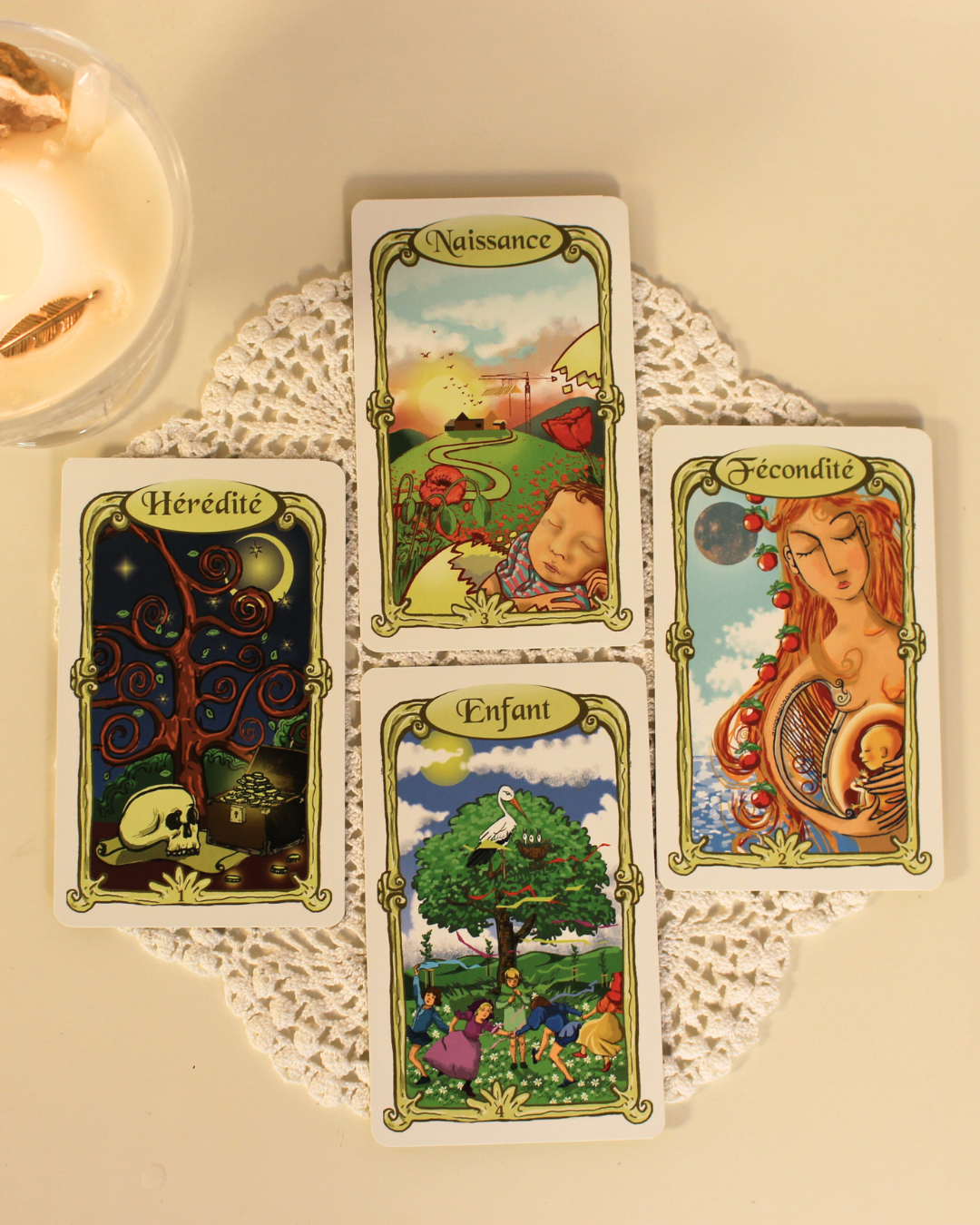 L'oracle des Miroirs conçu sur une base à la fois psychanalytique et divinatoire vous emmène vers un monde rempli de vie et de multiples symboles. 
Ses images et ses mots clés permettent de façon ludique et originale d'interpréter facilement son langage. Bien qu'un simple jeu divinatoire, l'oracle des miroirs est aussi un jeu psychologique. Chacun pourra à travers chaque miroir, apprendre à mieux se connaitre, trouver des pistes de réflexion, développer ses potentialités et surmonter les obstacles. 