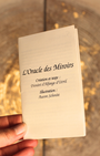 L'oracle des Miroirs conçu sur une base à la fois psychanalytique et divinatoire vous emmène vers un monde rempli de vie et de multiples symboles. 
Ses images et ses mots clés permettent de façon ludique et originale d'interpréter facilement son langage. Bien qu'un simple jeu divinatoire, l'oracle des miroirs est aussi un jeu psychologique. Chacun pourra à travers chaque miroir, apprendre à mieux se connaitre, trouver des pistes de réflexion, développer ses potentialités et surmonter les obstacles. 