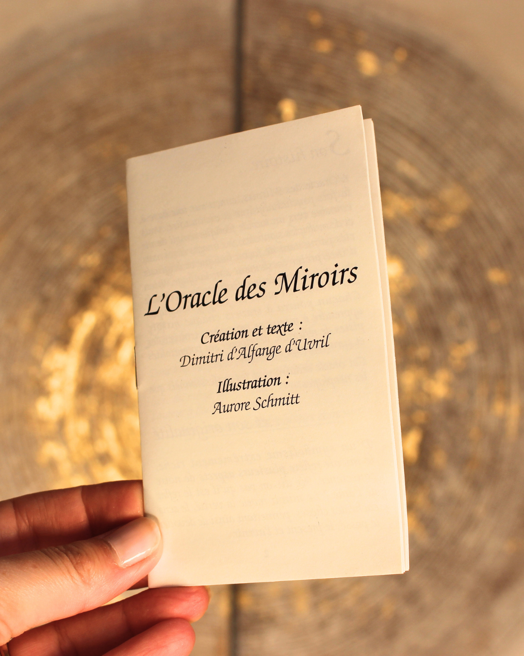 L'oracle des Miroirs conçu sur une base à la fois psychanalytique et divinatoire vous emmène vers un monde rempli de vie et de multiples symboles. 
Ses images et ses mots clés permettent de façon ludique et originale d'interpréter facilement son langage. Bien qu'un simple jeu divinatoire, l'oracle des miroirs est aussi un jeu psychologique. Chacun pourra à travers chaque miroir, apprendre à mieux se connaitre, trouver des pistes de réflexion, développer ses potentialités et surmonter les obstacles. 