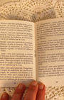 L'oracle des Miroirs conçu sur une base à la fois psychanalytique et divinatoire vous emmène vers un monde rempli de vie et de multiples symboles. 
Ses images et ses mots clés permettent de façon ludique et originale d'interpréter facilement son langage. Bien qu'un simple jeu divinatoire, l'oracle des miroirs est aussi un jeu psychologique. Chacun pourra à travers chaque miroir, apprendre à mieux se connaitre, trouver des pistes de réflexion, développer ses potentialités et surmonter les obstacles. 