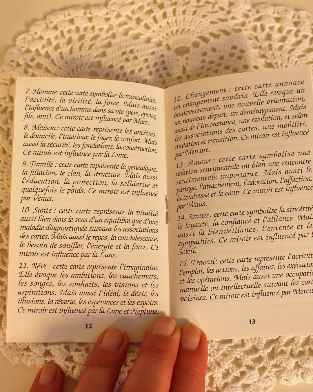 L'oracle des Miroirs conçu sur une base à la fois psychanalytique et divinatoire vous emmène vers un monde rempli de vie et de multiples symboles. 
Ses images et ses mots clés permettent de façon ludique et originale d'interpréter facilement son langage. Bien qu'un simple jeu divinatoire, l'oracle des miroirs est aussi un jeu psychologique. Chacun pourra à travers chaque miroir, apprendre à mieux se connaitre, trouver des pistes de réflexion, développer ses potentialités et surmonter les obstacles. 
