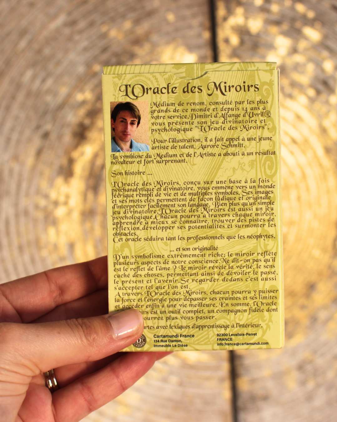 L'oracle des Miroirs conçu sur une base à la fois psychanalytique et divinatoire vous emmène vers un monde rempli de vie et de multiples symboles. 
Ses images et ses mots clés permettent de façon ludique et originale d'interpréter facilement son langage. Bien qu'un simple jeu divinatoire, l'oracle des miroirs est aussi un jeu psychologique. Chacun pourra à travers chaque miroir, apprendre à mieux se connaitre, trouver des pistes de réflexion, développer ses potentialités et surmonter les obstacles. 