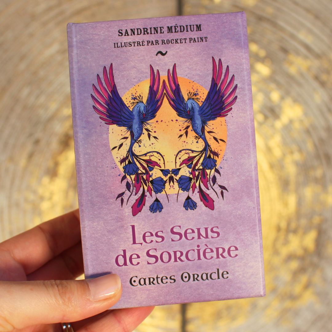 Accueillez le pouvoir de sorcière qui sommeille en vous. Apprenez à développer vos capacités naturelles médiumniques pour recevoir les réponses à toutes les questions que vous vous posez grâce à ce superbe coffret.
L'interprétation des 49 magnifiques cartes proposée dans le livre vous permettra de mieux percevoir les messages que l'univers vous envoie et vous aidera à aiguiser vos compétences spirituelles pour déceler le chemin qui vous est destiné".