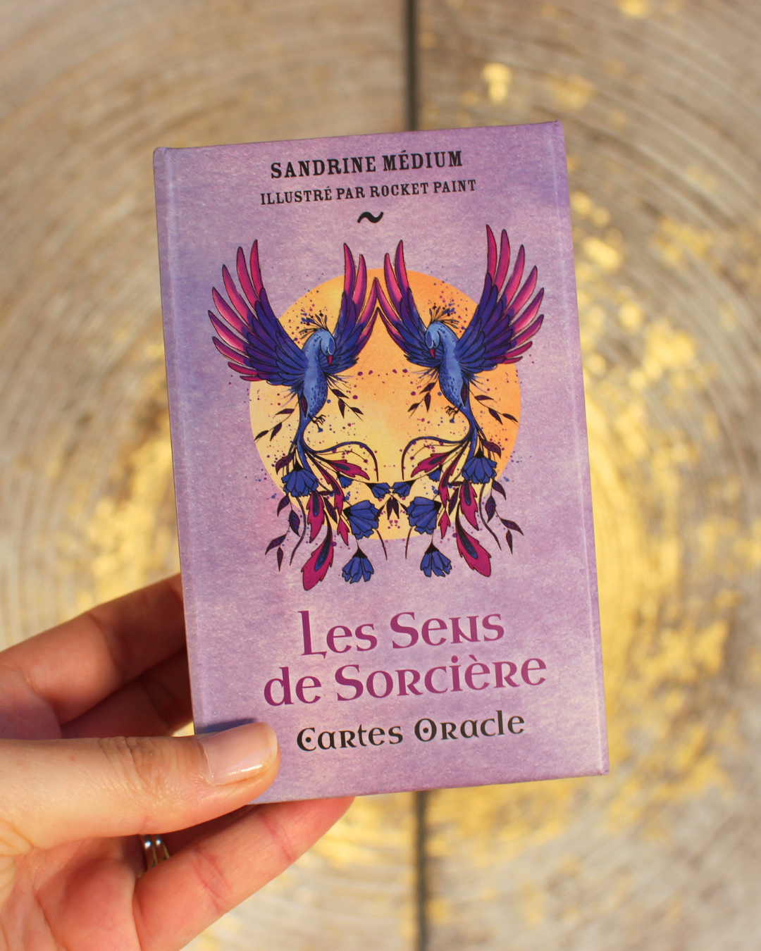 Accueillez le pouvoir de sorcière qui sommeille en vous. Apprenez à développer vos capacités naturelles médiumniques pour recevoir les réponses à toutes les questions que vous vous posez grâce à ce superbe coffret.
L'interprétation des 49 magnifiques cartes proposée dans le livre vous permettra de mieux percevoir les messages que l'univers vous envoie et vous aidera à aiguiser vos compétences spirituelles pour déceler le chemin qui vous est destiné".