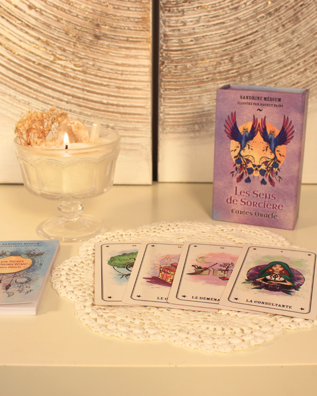 Accueillez le pouvoir de sorcière qui sommeille en vous. Apprenez à développer vos capacités naturelles médiumniques pour recevoir les réponses à toutes les questions que vous vous posez grâce à ce superbe coffret.
L'interprétation des 49 magnifiques cartes proposée dans le livre vous permettra de mieux percevoir les messages que l'univers vous envoie et vous aidera à aiguiser vos compétences spirituelles pour déceler le chemin qui vous est destiné".