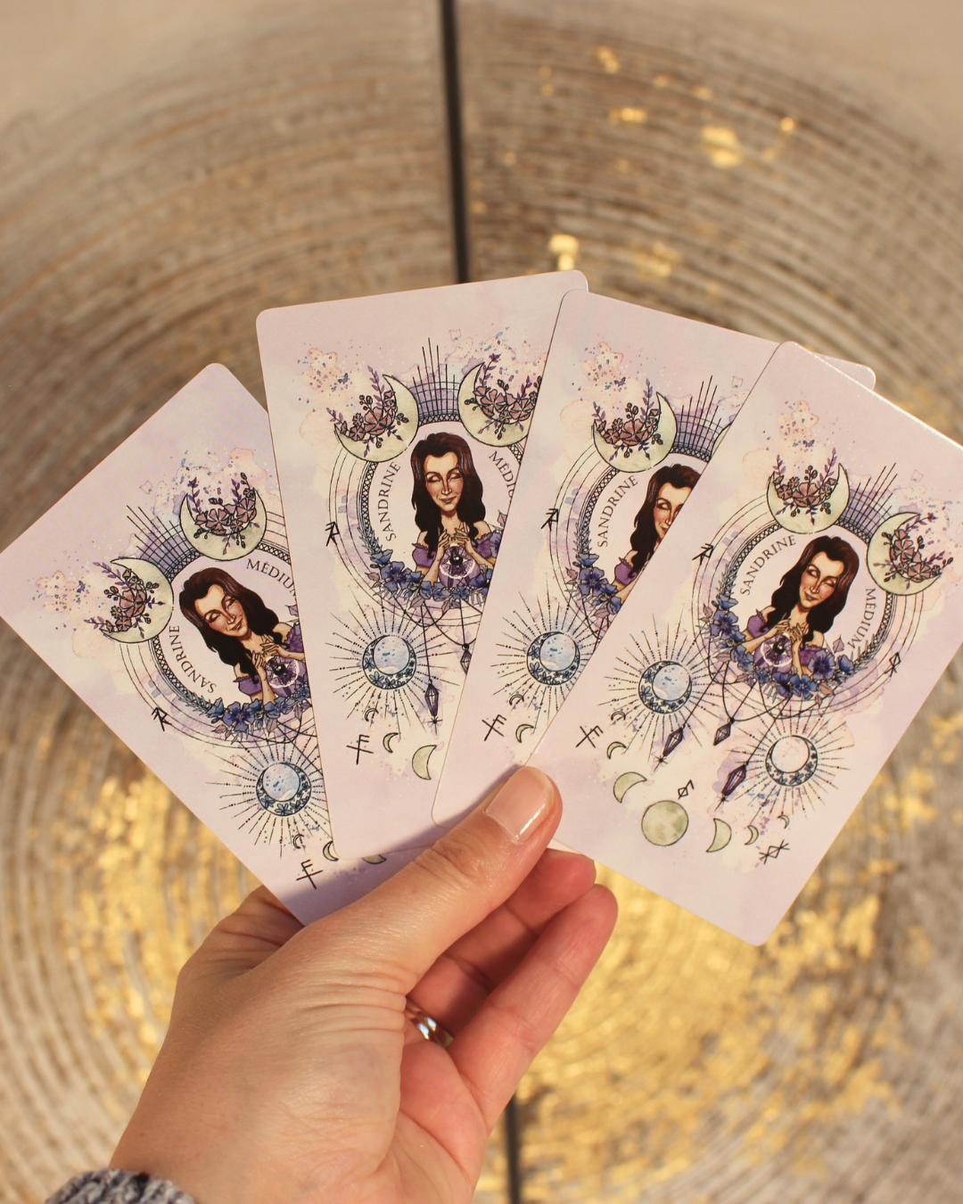 "Accueillez le pouvoir de sorcière qui sommeille en vous. Apprenez à développer vos capacités naturelles médiumniques pour recevoir les réponses à toutes les questions que vous vous posez grâce à ce superbe coffret.
L'interprétation des 49 magnifiques cartes proposée dans le livre vous permettra de mieux percevoir les messages que l'univers vous envoie et vous aidera à aiguiser vos compétences spirituelles pour déceler le chemin qui vous est destiné".
