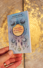 "Accueillez le pouvoir de sorcière qui sommeille en vous. Apprenez à développer vos capacités naturelles médiumniques pour recevoir les réponses à toutes les questions que vous vous posez grâce à ce superbe coffret.
L'interprétation des 49 magnifiques cartes proposée dans le livre vous permettra de mieux percevoir les messages que l'univers vous envoie et vous aidera à aiguiser vos compétences spirituelles pour déceler le chemin qui vous est destiné".