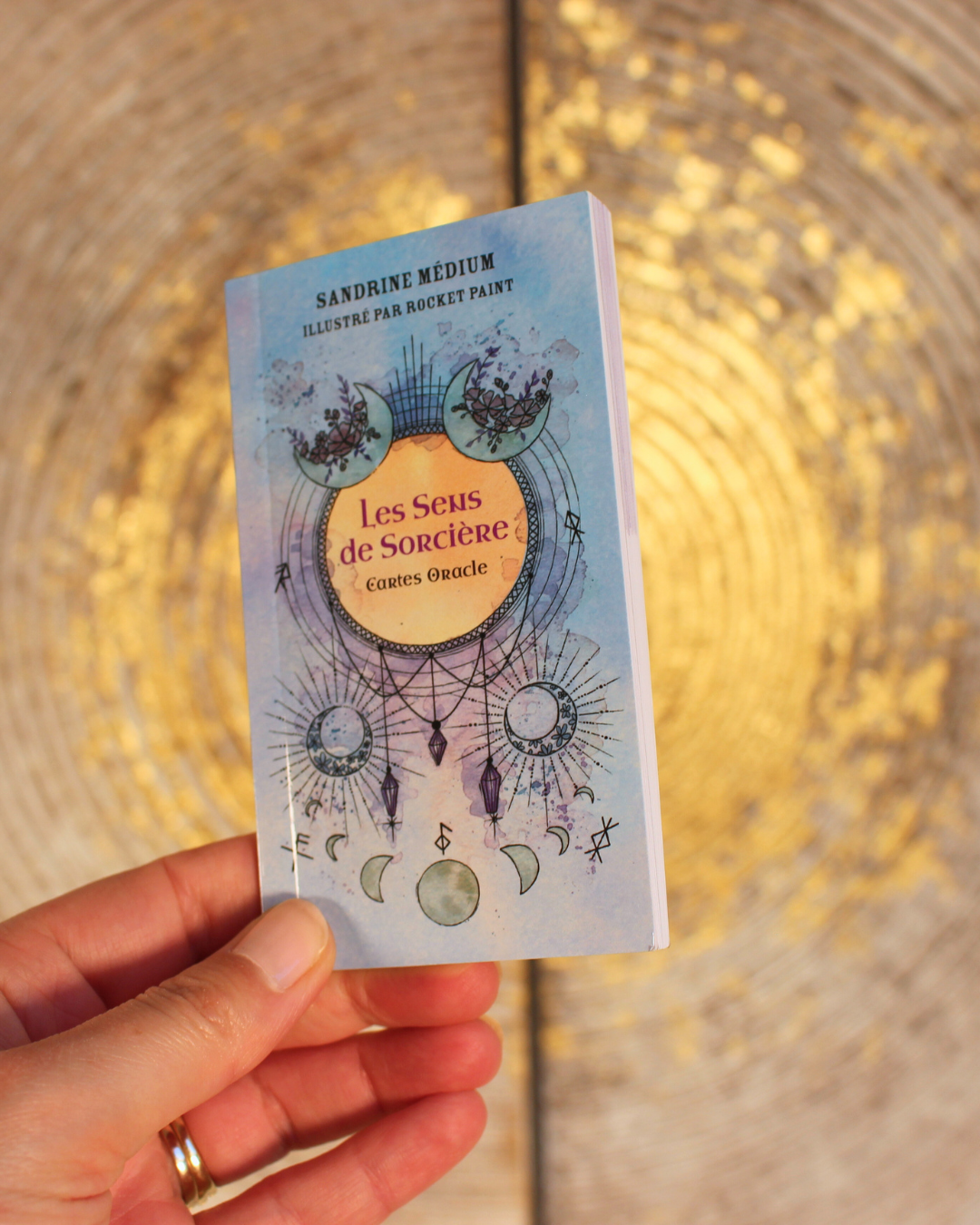 "Accueillez le pouvoir de sorcière qui sommeille en vous. Apprenez à développer vos capacités naturelles médiumniques pour recevoir les réponses à toutes les questions que vous vous posez grâce à ce superbe coffret.
L'interprétation des 49 magnifiques cartes proposée dans le livre vous permettra de mieux percevoir les messages que l'univers vous envoie et vous aidera à aiguiser vos compétences spirituelles pour déceler le chemin qui vous est destiné".