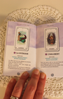"Accueillez le pouvoir de sorcière qui sommeille en vous. Apprenez à développer vos capacités naturelles médiumniques pour recevoir les réponses à toutes les questions que vous vous posez grâce à ce superbe coffret.
L'interprétation des 49 magnifiques cartes proposée dans le livre vous permettra de mieux percevoir les messages que l'univers vous envoie et vous aidera à aiguiser vos compétences spirituelles pour déceler le chemin qui vous est destiné".