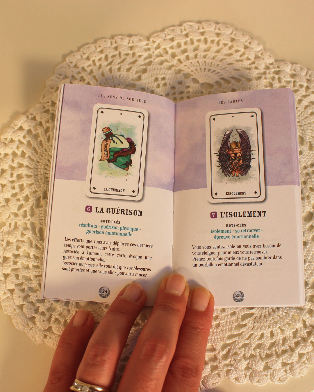 "Accueillez le pouvoir de sorcière qui sommeille en vous. Apprenez à développer vos capacités naturelles médiumniques pour recevoir les réponses à toutes les questions que vous vous posez grâce à ce superbe coffret.
L'interprétation des 49 magnifiques cartes proposée dans le livre vous permettra de mieux percevoir les messages que l'univers vous envoie et vous aidera à aiguiser vos compétences spirituelles pour déceler le chemin qui vous est destiné".