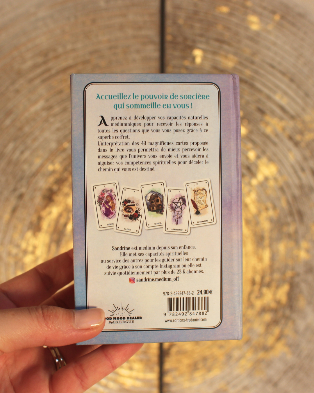 "Accueillez le pouvoir de sorcière qui sommeille en vous. Apprenez à développer vos capacités naturelles médiumniques pour recevoir les réponses à toutes les questions que vous vous posez grâce à ce superbe coffret.
L'interprétation des 49 magnifiques cartes proposée dans le livre vous permettra de mieux percevoir les messages que l'univers vous envoie et vous aidera à aiguiser vos compétences spirituelles pour déceler le chemin qui vous est destiné".