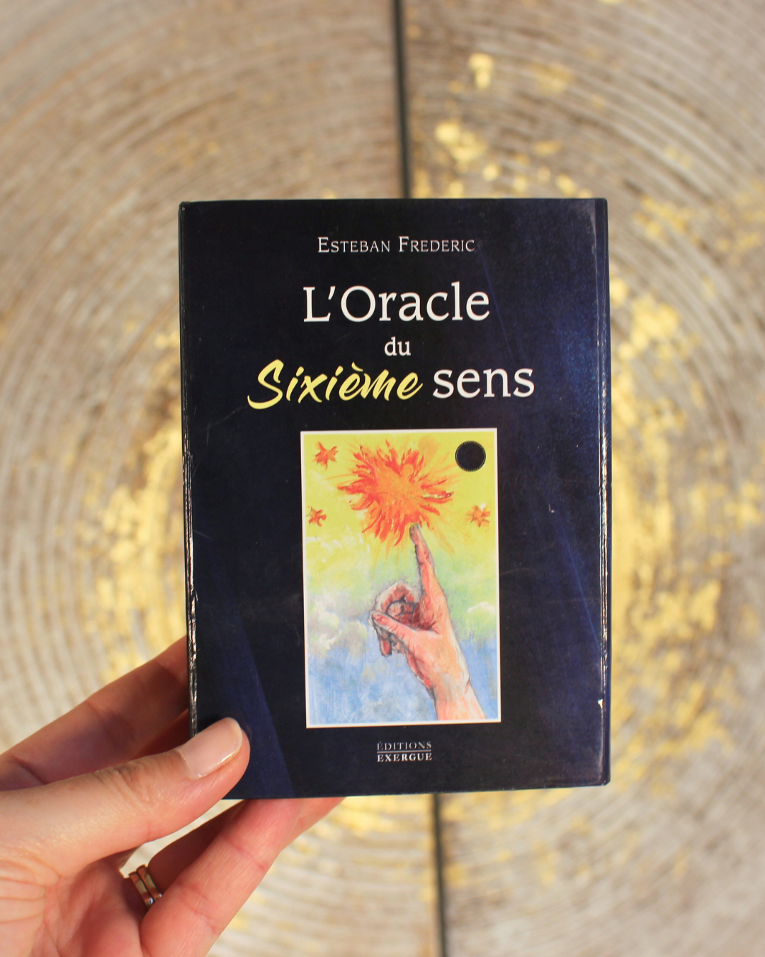 Dans ce coffret, vous découvrirez 47 cartes magnifiquement illustrées, pour éveiller vos facultés intuitives dans tous les domaines.
