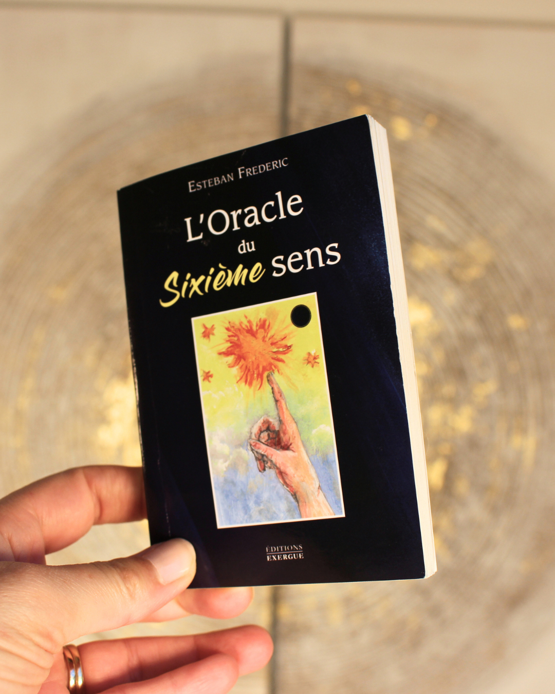 Dans ce coffret, vous découvrirez 47 cartes magnifiquement illustrées, pour éveiller vos facultés intuitives dans tous les domaines.