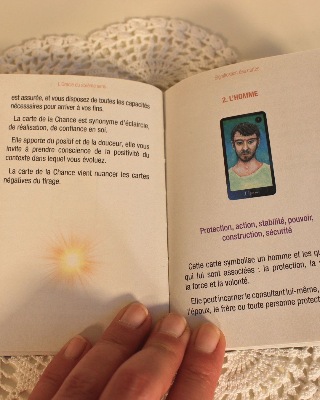 Dans ce coffret, vous découvrirez 47 cartes magnifiquement illustrées, pour éveiller vos facultés intuitives dans tous les domaines.