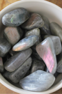La labradorite arc-en-ciel est une pierre fascinante aux reflets irisés bleus verts. Véritable joyau de la lithothérapie, elle est connue comme la&nbsp;pierre des thérapeutes et des hypersensibles, grâce à son puissant rôle de bouclier énergétique. Chaque pièce est unique : ses jeux de lumière, appelés labradorescence, offrent une beauté mystérieuse et apaisante.