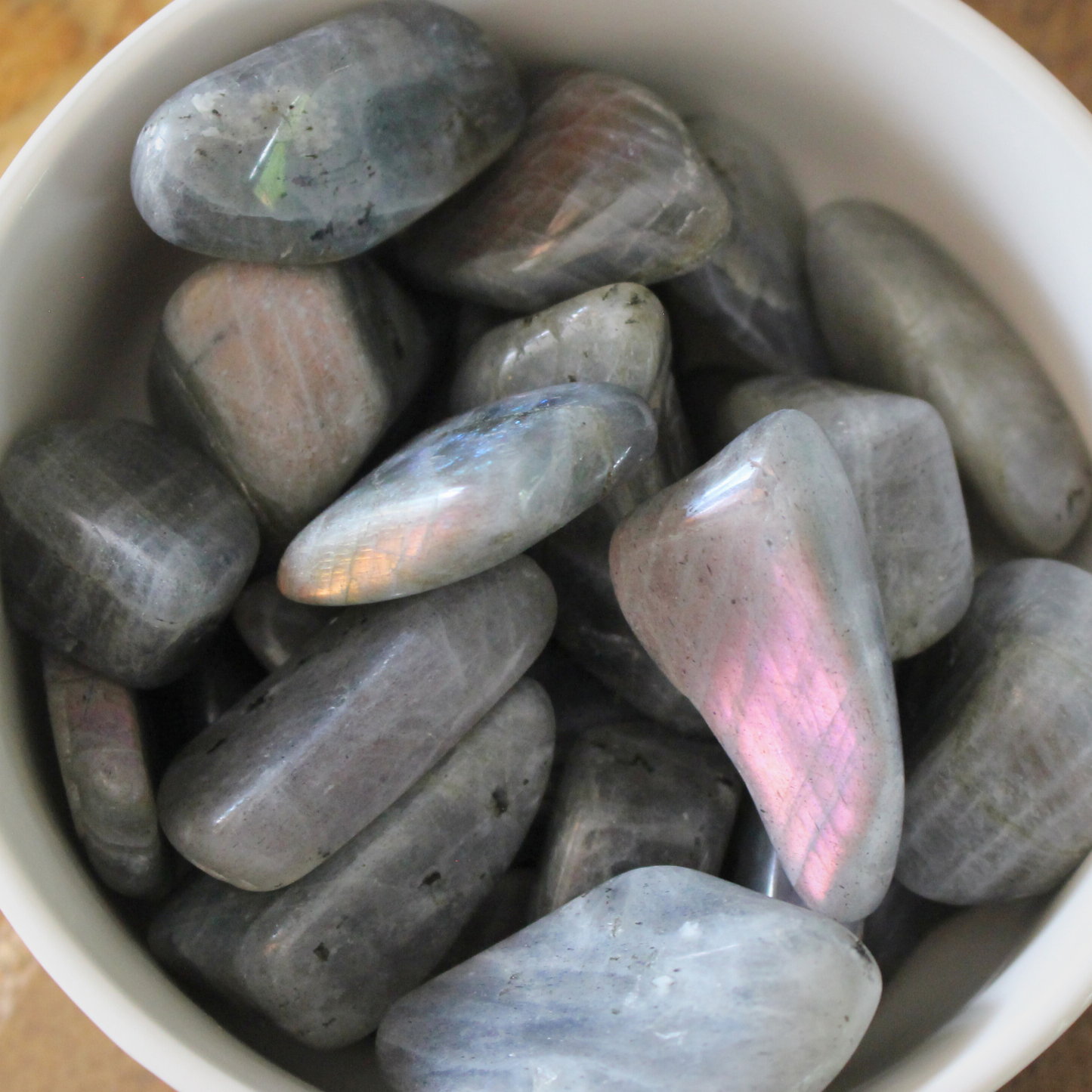 La labradorite arc-en-ciel est une pierre fascinante aux reflets irisés bleus verts. Véritable joyau de la lithothérapie, elle est connue comme la&nbsp;pierre des thérapeutes et des hypersensibles, grâce à son puissant rôle de bouclier énergétique. Chaque pièce est unique : ses jeux de lumière, appelés labradorescence, offrent une beauté mystérieuse et apaisante.