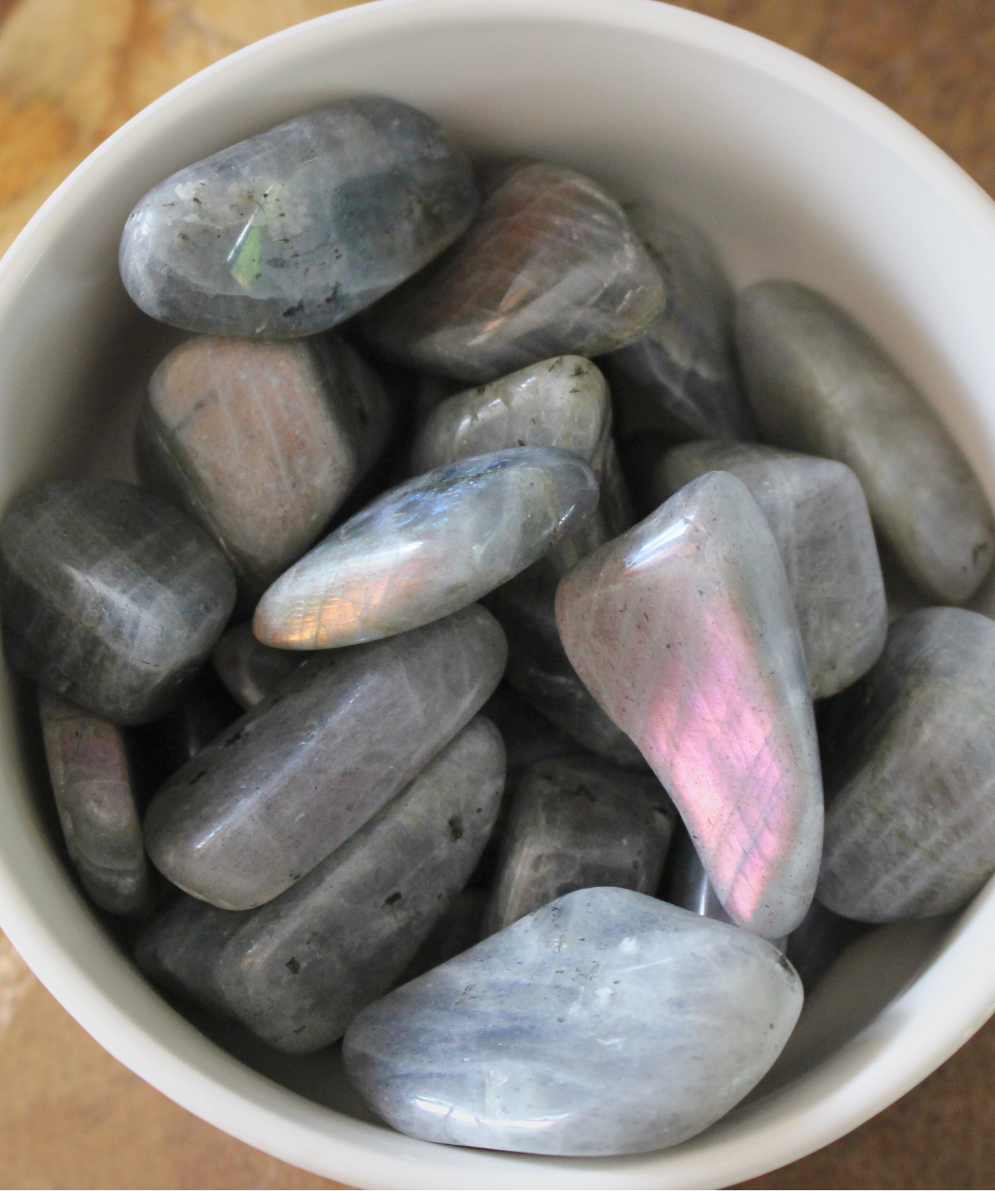 La labradorite arc-en-ciel est une pierre fascinante aux reflets irisés bleus verts. Véritable joyau de la lithothérapie, elle est connue comme la&nbsp;pierre des thérapeutes et des hypersensibles, grâce à son puissant rôle de bouclier énergétique. Chaque pièce est unique : ses jeux de lumière, appelés labradorescence, offrent une beauté mystérieuse et apaisante.