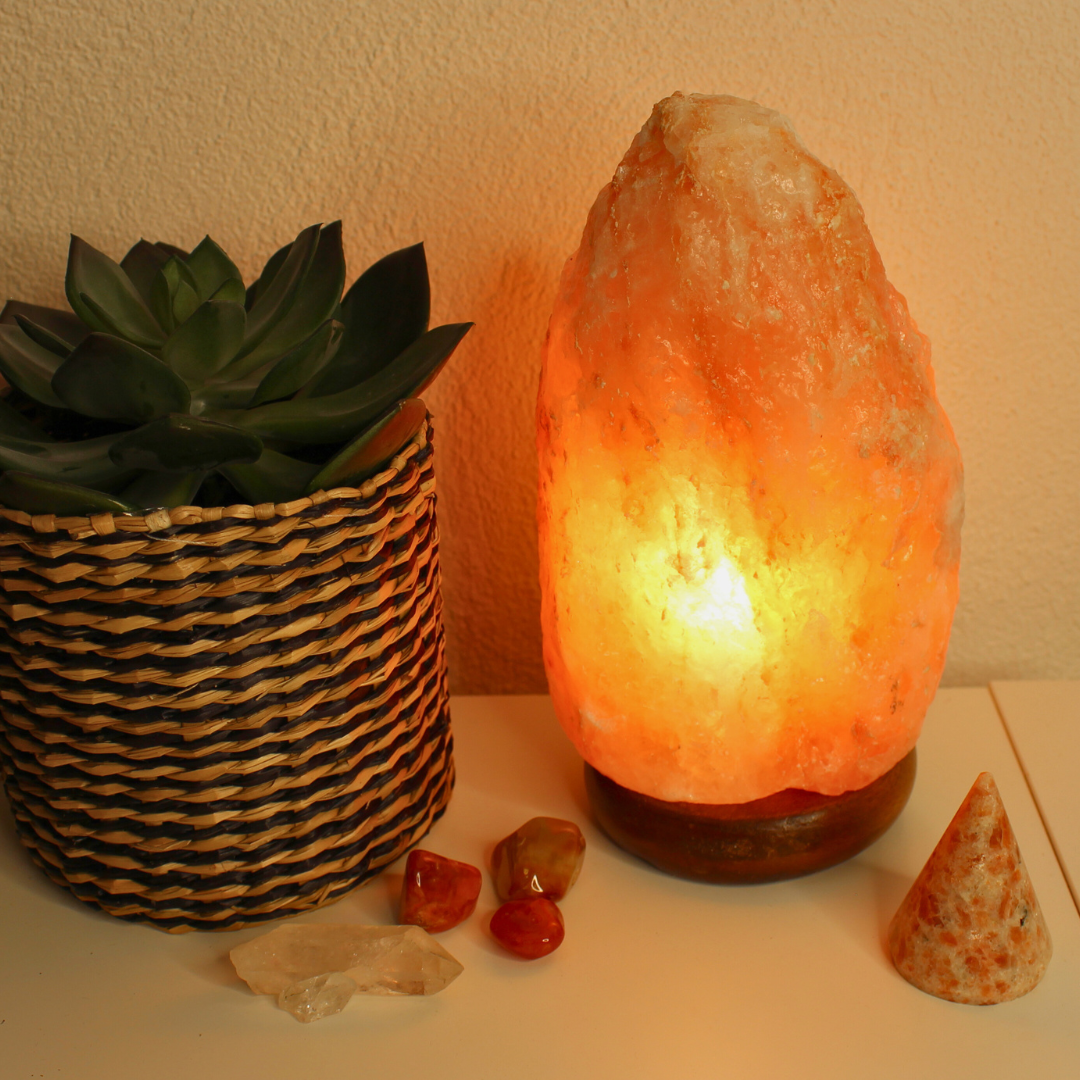 Apportez une atmosphère douce et apaisante à votre intérieur avec cette lampe en cristal de sel naturel sculptée à partir de véritables blocs de sel.
Chaque lampe est unique par sa forme, ses nuances et ses dimensions car le sel est travaillé dans son état naturel.