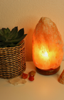 Apportez une atmosphère douce et apaisante à votre intérieur avec cette lampe en cristal de sel naturel sculptée à partir de véritables blocs de sel.
Chaque lampe est unique par sa forme, ses nuances et ses dimensions car le sel est travaillé dans son état naturel.